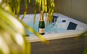 Suite de luxe avec jacuzzi privé, climatisation et emplacement idéal au cœur de Cognac